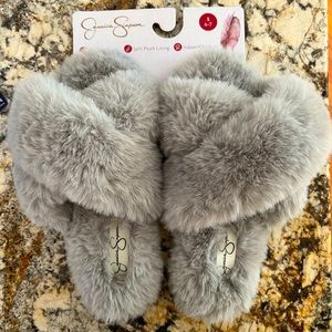 NEW Jessica Simpson Fuzzy Grey Slippers, Size 6-7